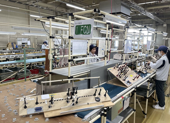 Rotary conveyor for mixed-harness assembly
